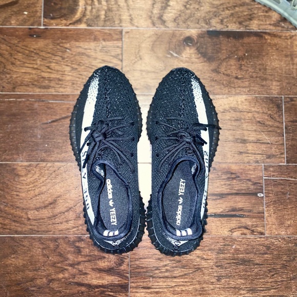 Oreo Yeezy 350 V2 - Picture 2 of 8